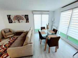 uma sala de estar com um sofá e uma mesa em Cosy Home 1, Cergy Le Haut, 6 personnes, 3 min gare, 30 min Paris, parking privé em Cergy