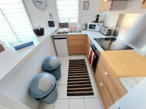 une petite cuisine avec un escalier menant à un évier dans l'établissement Cosy Home 1, Cergy Le Haut, 6 personnes, 3 min gare, 30 min Paris, parking privé, à Cergy