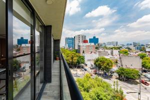 uma vista para a cidade a partir de uma janela do edifício em Condesa comfort by VH lofts & apartments em Cidade do México