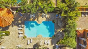 Bocobay Gold Coast Resort في شاطئ بالم إيغل: اطلالة علوية على مسبح به نخيل