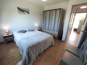 a bedroom with a bed with a checkered blanket at Appartement Fouesnant, 2 pièces, 4 personnes - FR-1-481-55 in Fouesnant