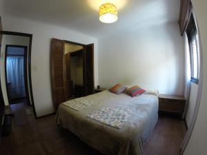 1 dormitorio con 1 cama en una habitación con ventana en 9 de Julio Confort - Bienes Reales en Córdoba