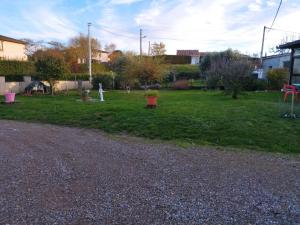 park z hydrantem pożarowym w trawie w obiekcie Villa, proche centre ville w mieście Verdun-sur-Garonne