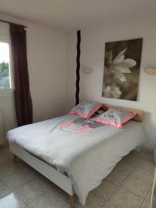 sypialnia z łóżkiem z 2 poduszkami w obiekcie Villa, proche centre ville w mieście Verdun-sur-Garonne