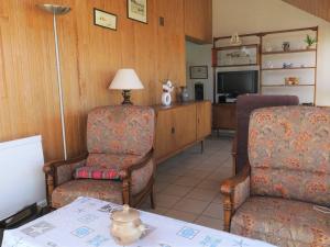 ein Wohnzimmer mit zwei Stühlen und einem Tisch in der Unterkunft Maison bretonne avec jardin à 50m de la baie Ste Anne - FR-1-368-252 in Trégastel