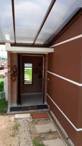 una puerta delantera de una casa con ventana en La toscana - Sogamoso, en Sogamoso