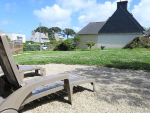 ein Stuhl, der auf dem Kies vor einem Hof steht in der Unterkunft Maison bretonne avec jardin à 50m de la baie Ste Anne - FR-1-368-252 in Trégastel + 4 Fotos