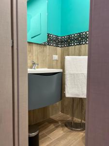 a bathroom with a sink and a mirror at La Tombola in Naples