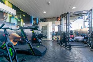 una sala de fitness con un gimnasio con bicicletas estáticas en Studio Encantador - Garagem - Piscina na Cobertura, en João Pessoa