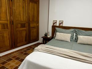 sypialnia z łóżkiem i drewnianą szafką w obiekcie Alojamiento Retama Toledo w mieście Toledo