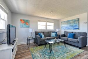 Posezení v ubytování North Topsail Cottage Rental with Dock + 17 fotografií