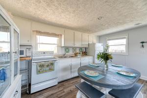 Kuchyň nebo kuchyňský kout v ubytování North Topsail Cottage Rental with Dock