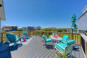 Balkón nebo terasa v ubytování North Topsail Cottage Rental with Dock