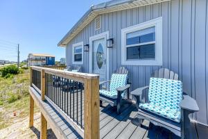 Balkón nebo terasa v ubytování North Topsail Cottage Rental with Dock