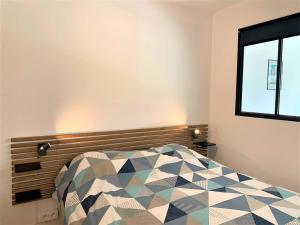 een slaapkamer met een bed en een raam bij Appartement Quiberon, 2 pièces, 3 personnes - FR-1-478-182 in Quiberon