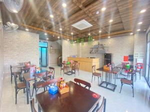 - un restaurant avec des tables et des chaises dans une salle dans l'établissement Riverside Mini Hotel Grand World Phu Quoc, à Duong Dong