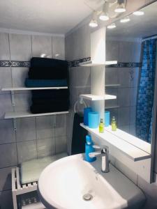 een badkamer met een wastafel en een spiegel bij Chrysa's Holiday Apartment in Pylos