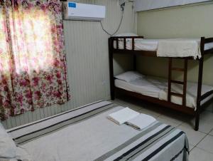 a room with two bunk beds and a window at Tu hogar en las cataratas in Puerto Iguazú