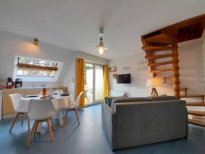 ein Wohnzimmer mit einem Sofa und einem Tisch in der Unterkunft Appartement Saint-Philibert, 3 pièces, 4 personnes - FR-1-477-187 in Saint-Philibert