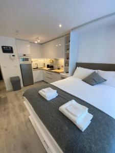 1 dormitorio con 1 cama grande y 2 toallas. en CP High floor luxury studio, en Gibraltar