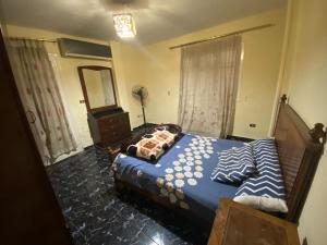1 dormitorio con 2 camas y espejo en Ganna Misr en El Cairo