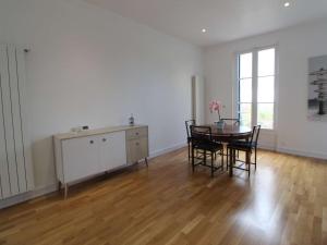 een woonkamer met een tafel en stoelen en een raam bij Maison Royan, 4 pièces, 6 personnes - FR-1-494-113 in Royan