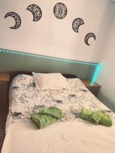 Un dormitorio con una cama con un objeto verde. en Apartment with pool in the mountains., en Alicante