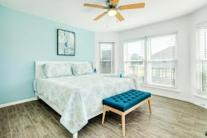 a bedroom with a bed and a ceiling fan at Casa Del Alba in Galveston
