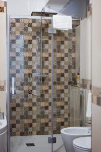 y baño con ducha, aseo y lavamanos. en A Due Passi - Guest House, en Santo Stefano di Camastra