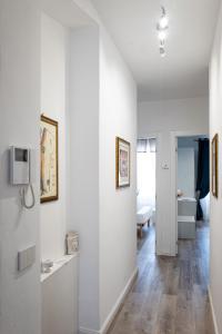 Habitación con paredes blancas y pasillo con baño. en A Due Passi - Guest House, en Santo Stefano di Camastra