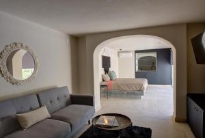 sala de estar con sofá y cama en 5BR Beautiful home in downtown Cancun, 10min beach, en Cancún