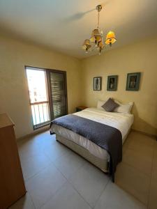 een slaapkamer met een groot bed en een raam bij Tala bay apartments 2 bedroom in Aqaba