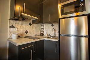 uma cozinha com um frigorífico de aço inoxidável e um lavatório em Flor de Iris em Serra Nevada