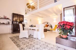 a kitchen and living room with a table and chairs at Masseria Casino Ciomme in Gioia del Colle