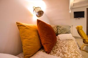 a group of pillows sitting on top of a couch at Masseria Casino Ciomme in Gioia del Colle