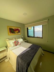 um quarto com uma cama e uma grande janela em Apartamento Porto Real Resort (11.1 402) com vista panorâmica em Angra dos Reis