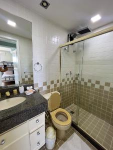 安格拉杜斯雷斯的住宿－Apartamento Porto Real Resort (11.1 402) com vista panorâmica，浴室配有卫生间、盥洗盆和淋浴。