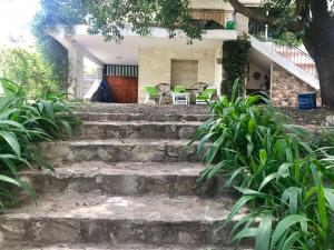 un conjunto de escaleras que conducen a una casa en Departamento Pama en Santa Rosa de Calamuchita