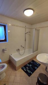 łazienka z prysznicem, wanną i toaletą w obiekcie Ciasa Rosada w mieście San Vigilio di Marebbe