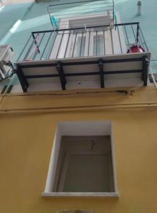 un estante con libros en la parte superior de un edificio en Blue, en Gaeta