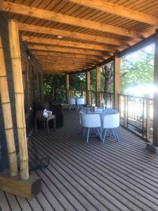 a screened porch with a table and chairs on it at Refugio Gaia in Chillán