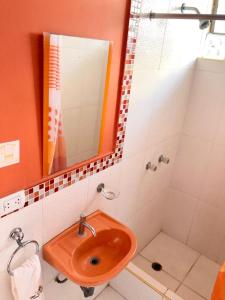 bagno con lavabo arancione e doccia di TRUJILLO GUESTHOUSE a Víctor Larco Herrera
