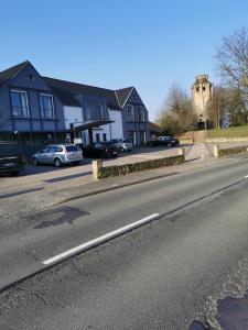 een straat met huizen en auto's geparkeerd op de weg bij Hotel Bismarckhöhe in Tecklenburg