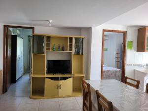 TV a/nebo společenská místnost v ubytování PRAIA DE 4 ILHAS Apartamento 2 Quartos a 50M da Praia