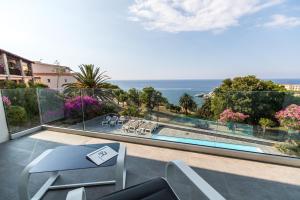 een balkon met uitzicht op de oceaan bij Hotel Villa R in Calvi