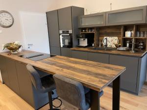 A kitchen or kitchenette at kleines Seeglück