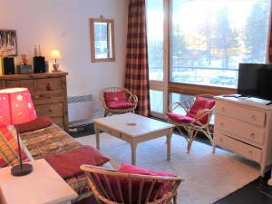 a living room with a couch and chairs and a window at Appartement Vars, 2 pièces, 6 personnes - FR-1-330B-9 in Vars