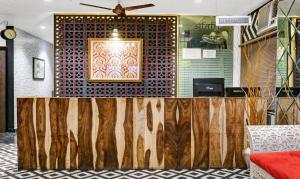 un restaurant avec un comptoir en bois et un lustre dans l'établissement Itsy By Treebo - Banana Boutique Varuna Bridge Varanasi, à Varanasi