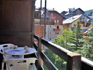 a table and chairs on a balcony with a view at Studio cosy avec coin montagne, balcon sud et casier à ski - 4 couchages à Risoul 1850 - FR-1-330-61 in Risoul