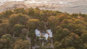 une vue aérienne sur une maison dans les arbres dans l'établissement Paradise Beach Lodge, à Malpaís